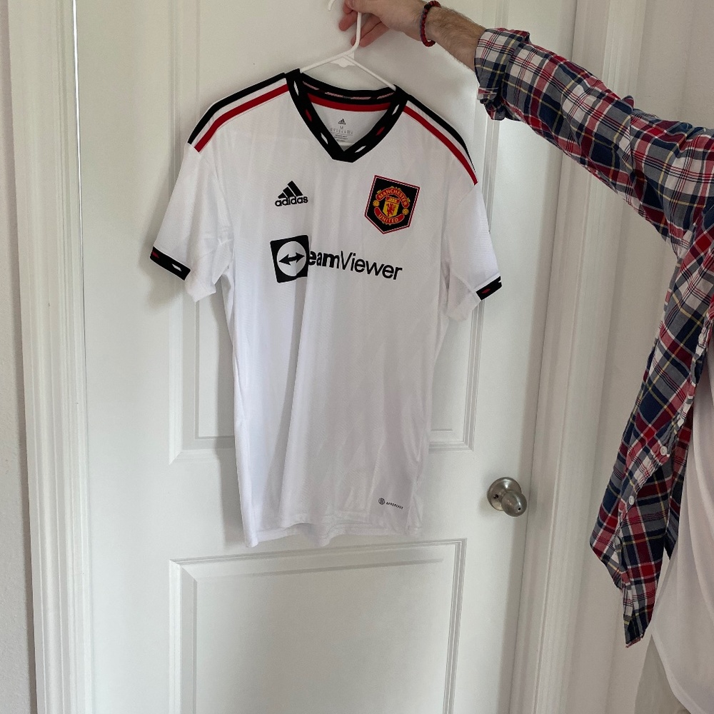 Manchester United Adidas men’s medium jersey